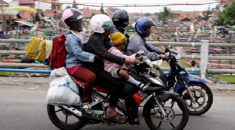ilustrasi berboncengan dengan anak-anak