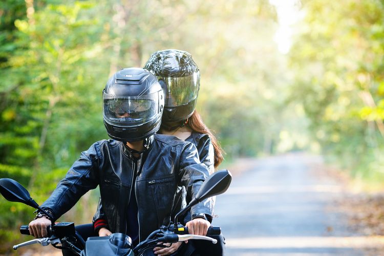 mimpi naik motor bersama dengan wanita