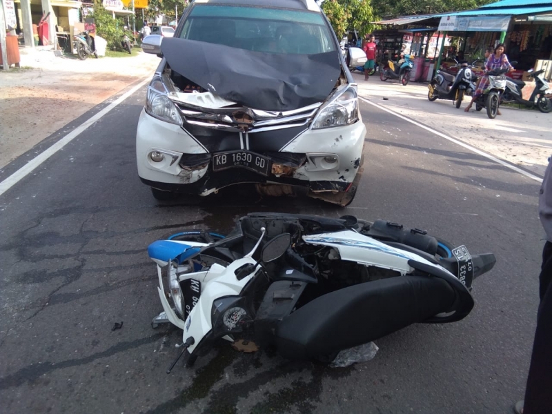 ilustrasi motor tertabrak mobil