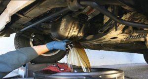 Waktu Ganti Oli Mobil, Lihat Kilometer atau Bulan?