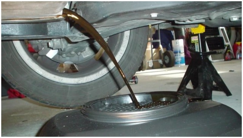 Ilustrasi oli bekas mobil