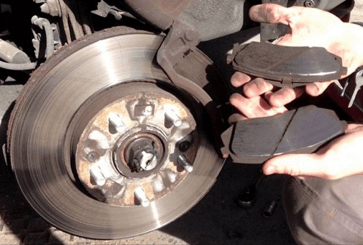 Penyebab rem mobil bunyi biasanya karena kampas rem macet