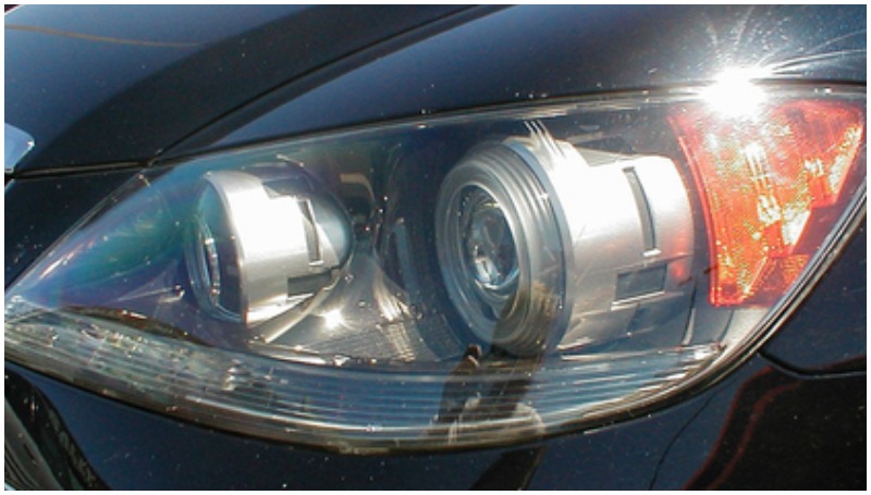 Proses akhir membersihkan reflektor lampu mobil