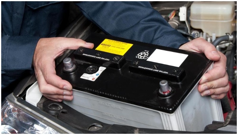 Awas Kebiasaan Sepele Ini Bisa Bikin Aki Mobil Kamu Cepat Soak Cara membuka aki mobil dengan benar