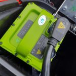 Cara Mengisi Baterai Motor Listrik, Rumah 900 VA Bisa!