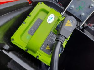 Cara Mengisi Baterai Motor Listrik, Rumah 900 VA Bisa!