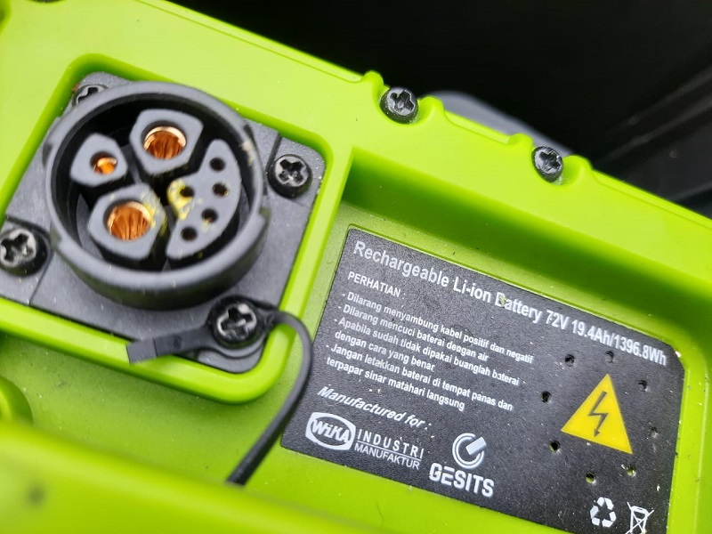 Cara Mengisi Baterai Motor Listrik, Rumah 900 VA Bisa! Baterai Gesits G1