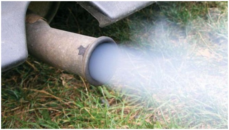 Knalpot mengeluarkan asap tebal