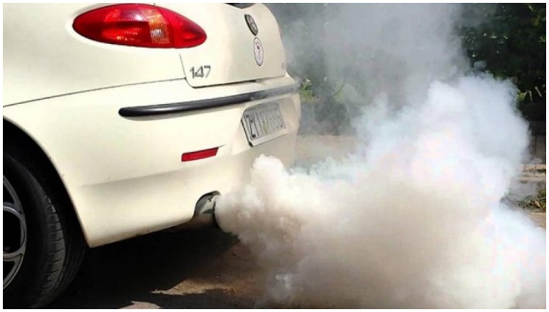 Mobil mengeluarkan asap berwarna putih