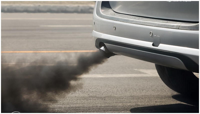 Asap knalpot berwarna hitam