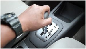 Posisi Transmisi Mobil Matik Saat Macet di D, N, atau P?