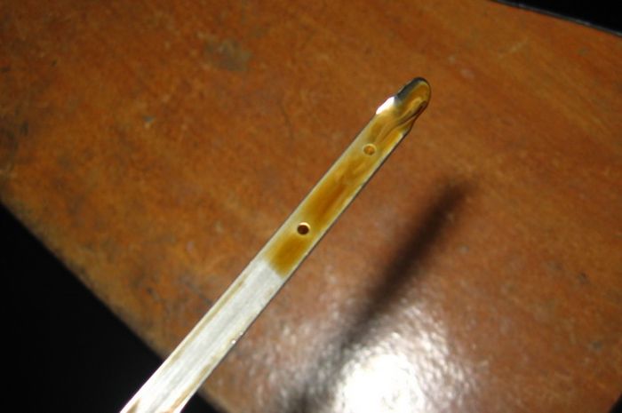 cara membersihkan oli mesin yang bercampur air di mobil