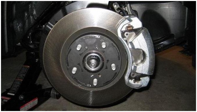 Ciri kampas rem mobil habis, biasanya timbul suara berdecit