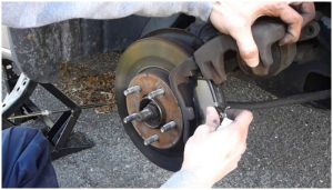 5 Ciri Kampas Rem Mobil Habis, Wajib Ganti Baru!