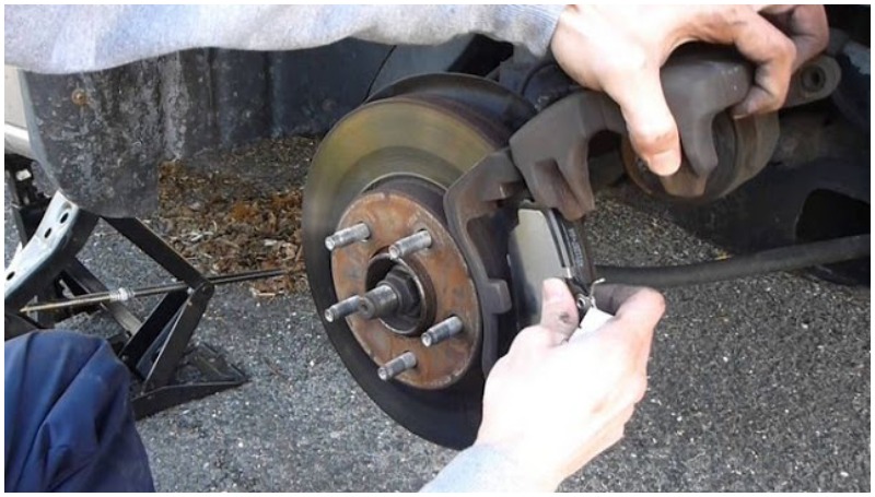 Kampas rem mobil mulai habis, menimbulkan sejumlah gejala