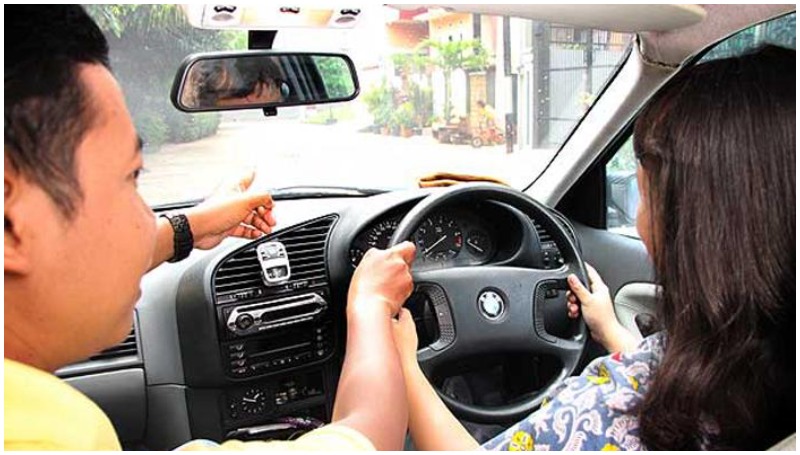 kisaran biaya kursus mengemudi mobil