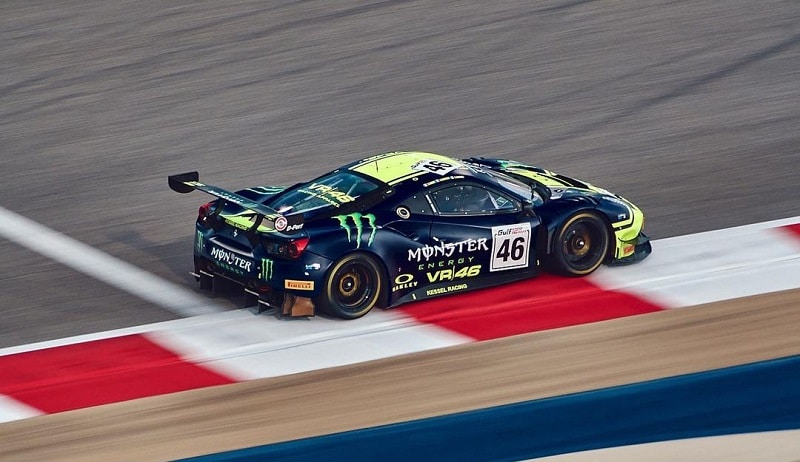 valentino rossi naik podium