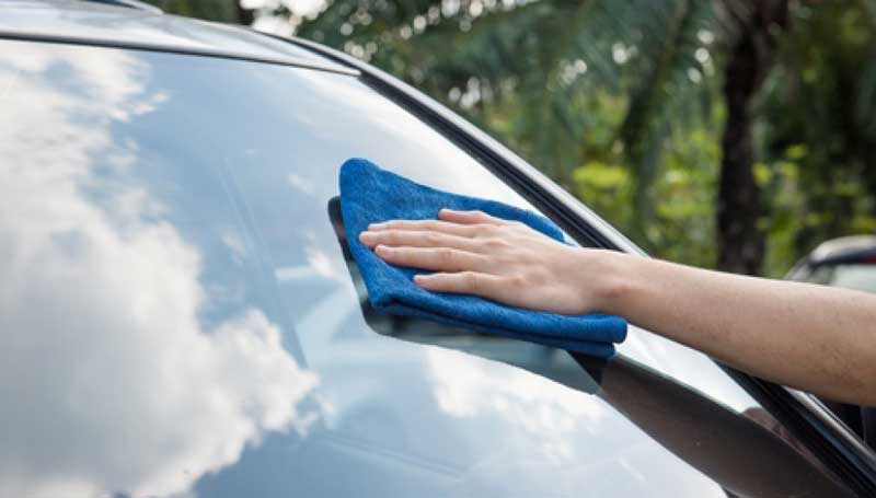 Tips hilangkan baret pada kaca mobil