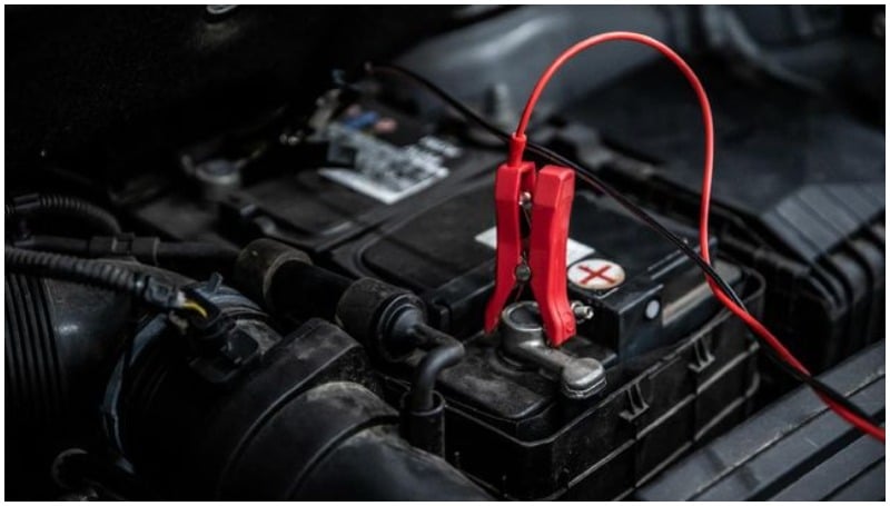 5 cara mengecas aki mobil