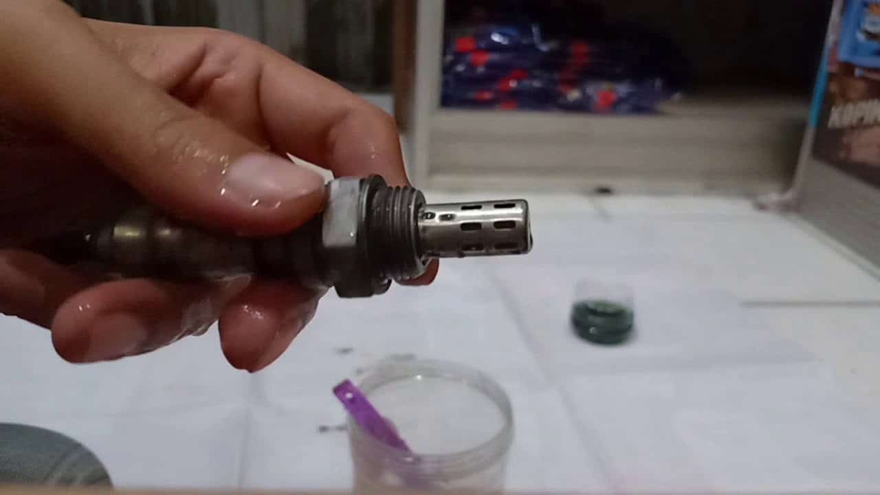 5 Penyebab RPM Naik Turun di Mobil dan Solusinya contoh sensor 02 mesin mobil