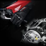 Guna Fitur Assist and Slipper Clutch di CBR150R dan R15 - Tuwaga