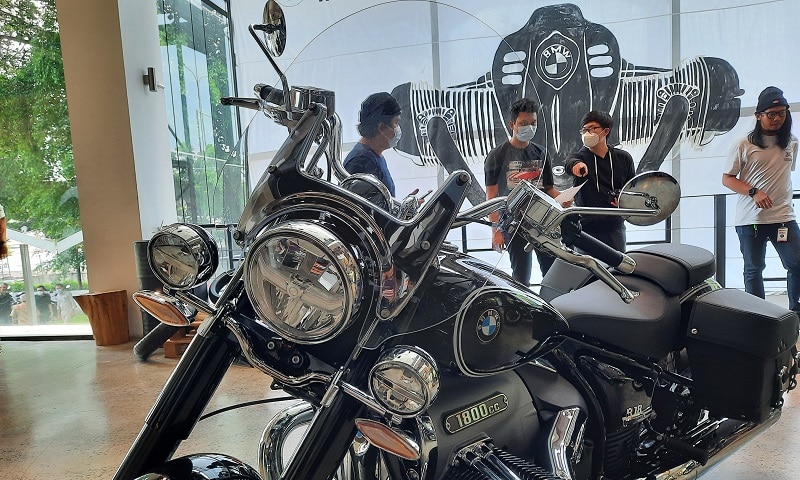 bmw r18 vs r18 classic