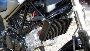 Kenali Fungsi dan Perawatan Air Radiator Motor yang Tepat