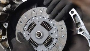 Kenali Ciri-ciri Kampas Kopling Mobil Habis, Jangan Telat!