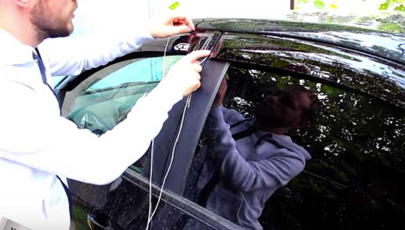 Cara membuka mobil yang terkunci dari dalam