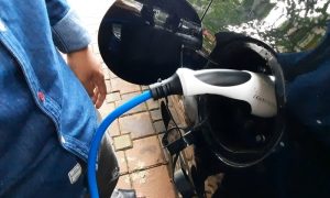 Kesetrum Mobil Listrik Saat Charge Baterai, Bahaya?