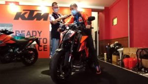 KTM 1290 Super Duke R 2021 Mejeng di IIMS Hybrid