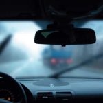 3 Cara Mengatasi Kaca Mobil Berembun, Bisa Pakai Sampo