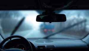 3 Cara Mengatasi Kaca Mobil Berembun, Bisa Pakai Sampo