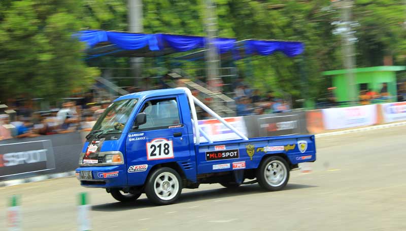 Modifikasi mobil pick up slalom