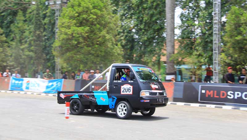 Modifikasi mobil pick up slalom