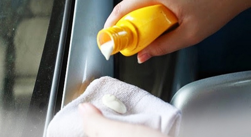 cara mengatasi kaca mobil berembun - sampo rambut