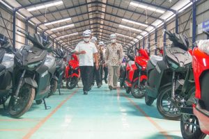 Moeldoko Tinjau Pabrik Motor Gesits