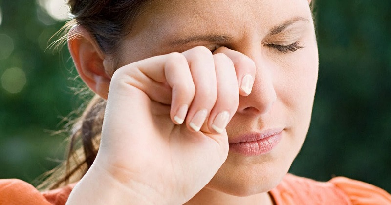 cara berkendara mobil aman saat pandemi covid-19 - menyentuh muka