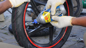 Cairan Anti Bocor di Ban Tubeless; Manfaat dan Resikonya