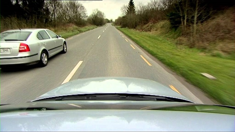 Cara Menyalip kendaraan