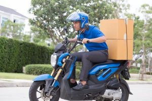 8 Cara Bawa Barang dengan Motor yang Aman