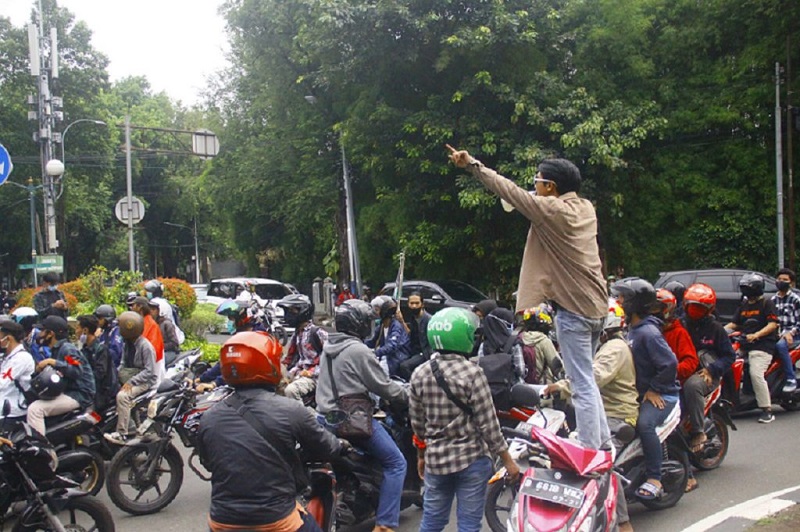 cara aman berkendara motor melewati demonstrasi