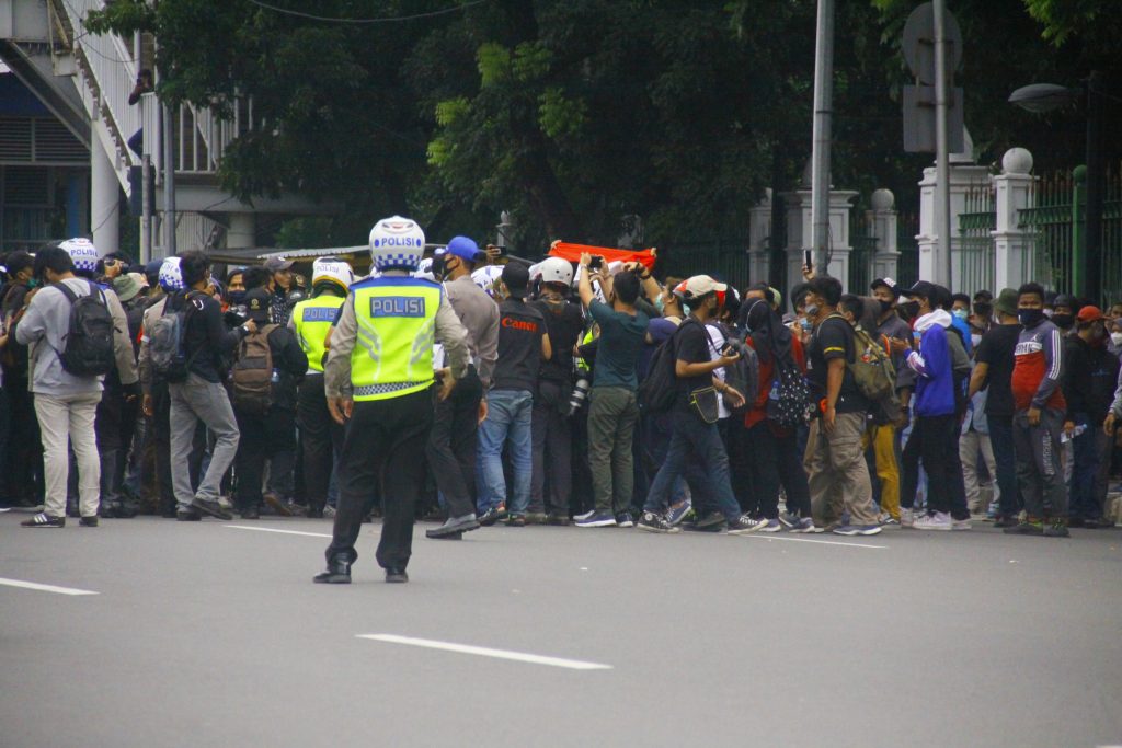 Tips Aman bagi Pengendara yang Terjebak Demonstrasi Massa