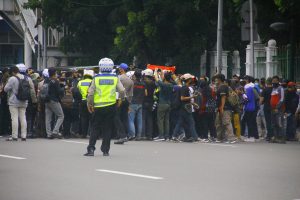 Tips Aman bagi Pengendara yang Terjebak Demonstrasi Massa