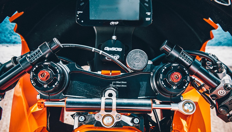 kelebihan ktm rc 8c 003 - panel tft