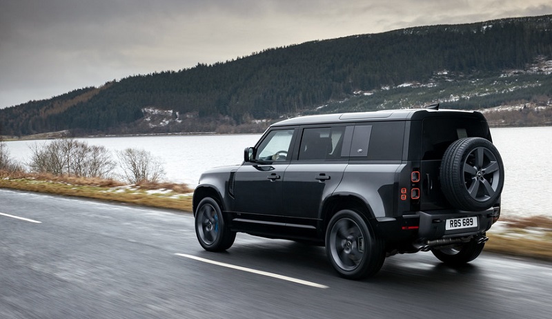 land rover defender v8 - tampak samping dan belakang