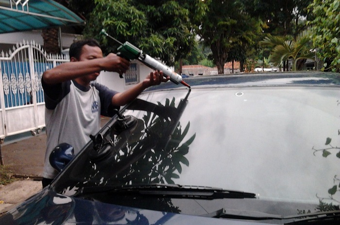 biaya perbaikan kaca mobil retak