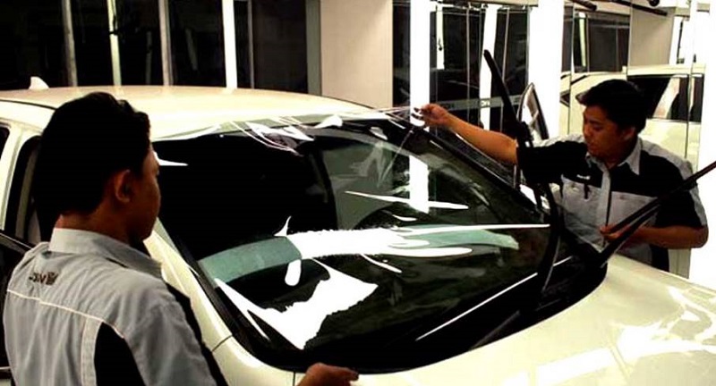 biaya memperbaiki kaca mobil retak