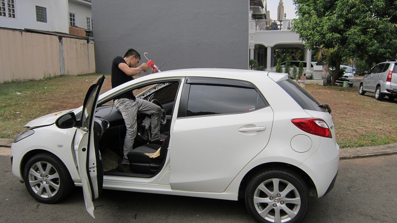 biaya pasang kaca mobil pecah