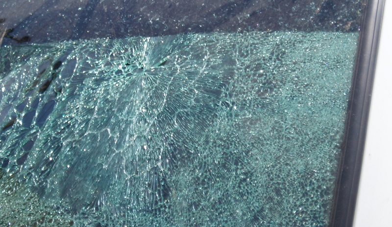 Penyebab kaca mobil pecah